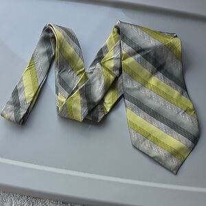 (J28) Crazy Horse Tie with Gray and Yellow Stripes